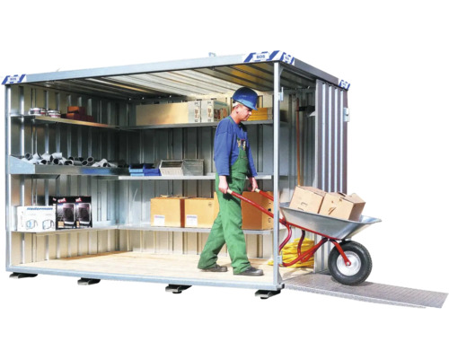 Priestranný kovový skladovací kontajner s policami a osobou s fúrikom