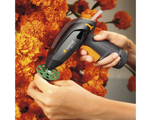 Teplovzdušná pištoľ pri použití na remeselnom projekte s kvetmi