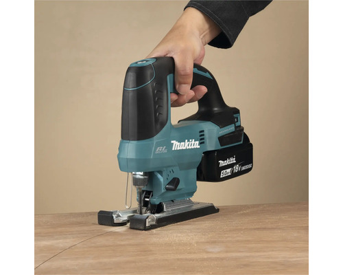 Akumulátorová priamočiara píla Makita pri práci na dreve