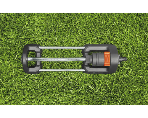 Zavlažovač Gardena na trávniku