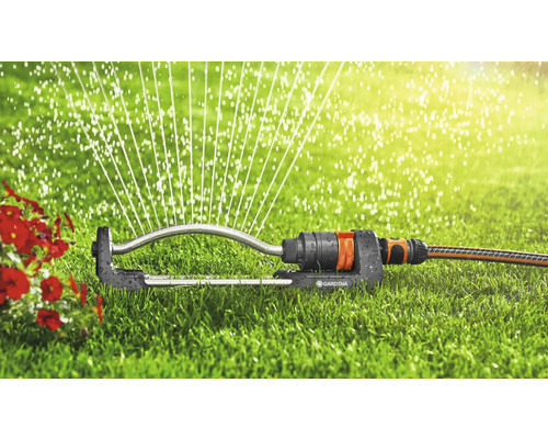Zavlažovač Gardena na trávniku s vodnými lúčmi