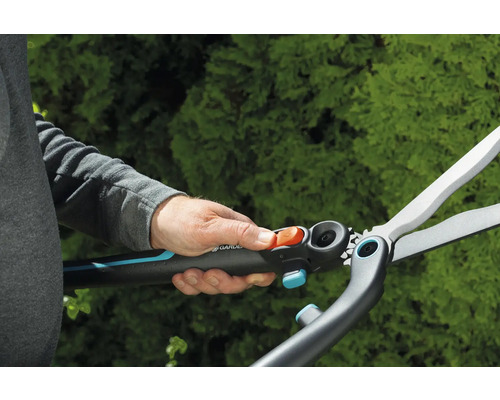 Gardena nožnice na kríky používané na strihanie záhrady