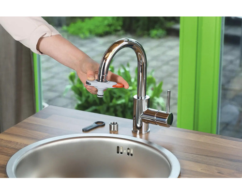 Vodovodný kohútik s pripojovacím kusom pre záhradnú hadicu namontovaný na dreze