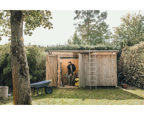 Záhradná scéna s dreveným záhradným domčekom, rebríkom, fúrikom a osobou používajúcou vysávač