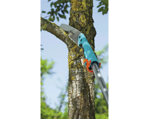 Pílka na konáre reže konár na strome.