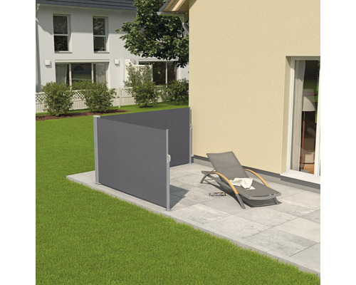 Výsuvná bočná markíza na terase s lehátkom ako ochrana súkromia a proti vetru