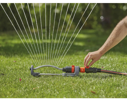 Zavlažovač trávnika zavlažuje trávnik vodnými lúčmi