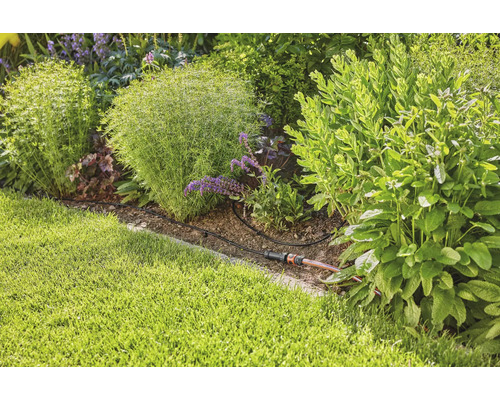 Záhradný zavlažovací systém v osadenom záhradnom záhone.