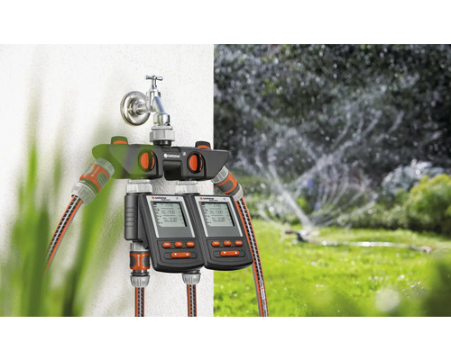 Automatický rozdeľovač vody Gardena s dvoma zavlažovacími počítačmi na vodovodnom kohútiku