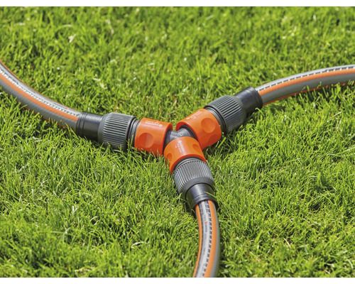 Y-rozdeľovač záhradnej hadice na trávniku