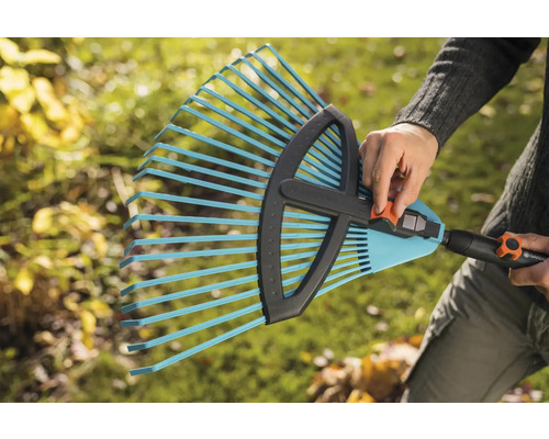 Osoba drží nastaviteľné hrable Gardena