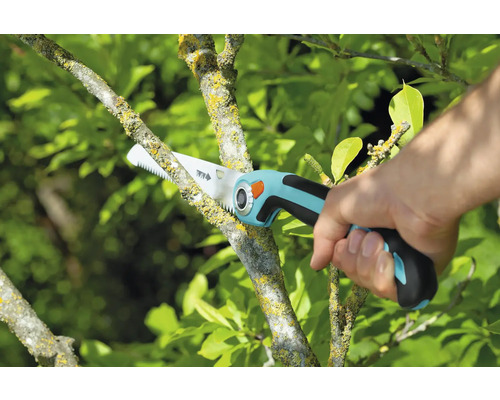 Záhradná píla používaná na prerezávanie konára