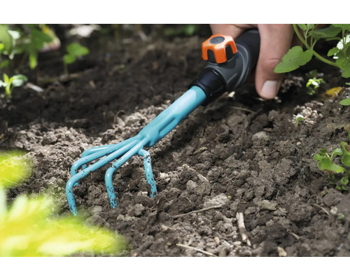 Záhradná motyka používaná v zemi