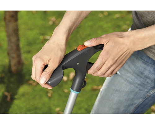 Detailný záber osoby ovládajúcej drapák