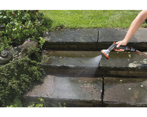 Čistenie kamenných schodov záhradnou sprchou