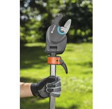 Záhradné nožnice s teleskopickou tyčou v ruke