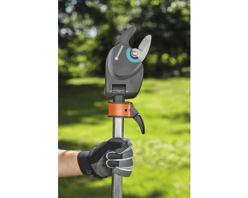 Záhradné nožnice s teleskopickou tyčou v ruke