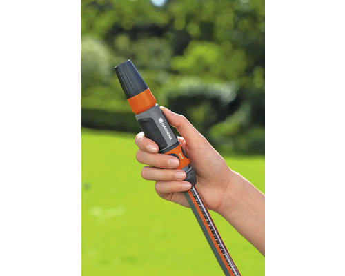 Záhradná hadicová spojka s vodnou stopkou v ruke