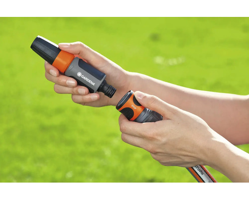 Záhradná hadicová spojka s vodnou stopkou v ruke