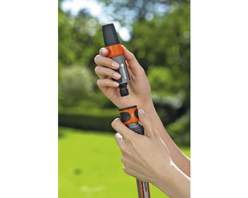 Osoba pripája spojku záhradnej hadice