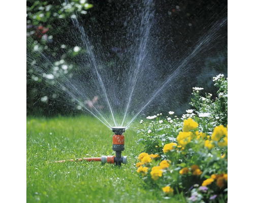 Záhradný postrekovač v prevádzke na trávniku