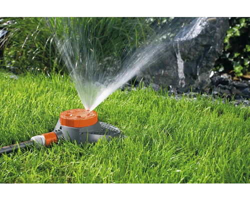 Zavlažovač trávnika zavlažuje trávu