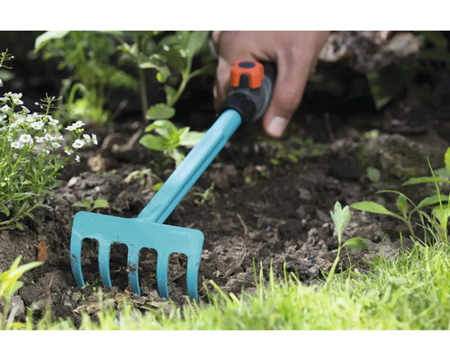 Záhradné hrable používané na úpravu pôdy