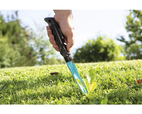 Záhradná plečka sa používa na odstraňovanie buriny v trávniku.