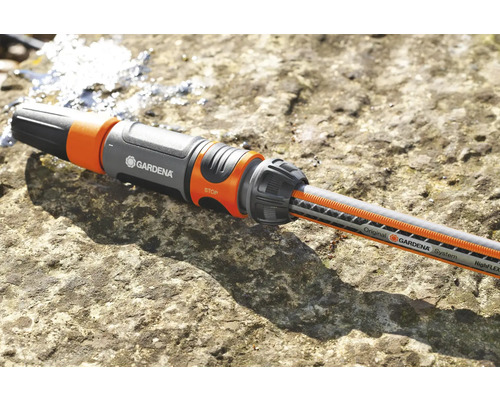 Spojka hadice Gardena s vodnou hadicou na kamennom povrchu