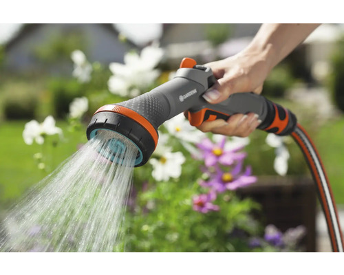 Postrekovacia hlava záhradnej hadice používaná na zavlažovanie záhrady