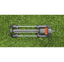 Zavlažovač Gardena na trávniku