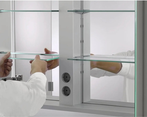 Inštalácia zrkadlovej skrinky so sklenenými policami a zásuvkami