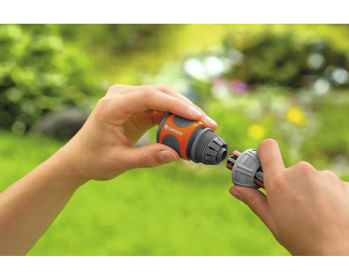 Osoba spája dva kusy hadice Gardena.