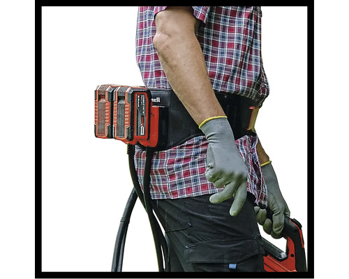 Osoba má na sebe pracovný opasok s dvoma akumulátormi.
