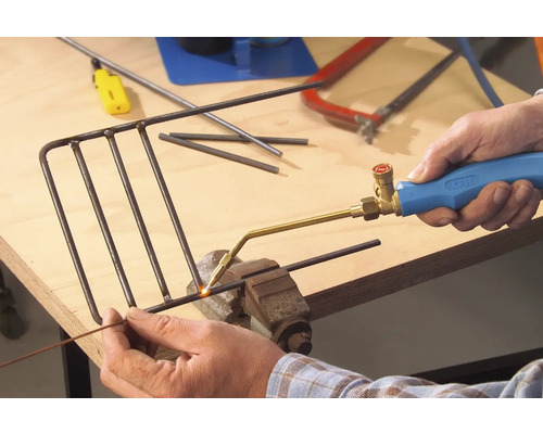 Ručné spájkovanie kovového objektu s spájkovačkou