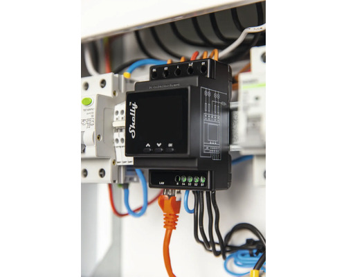 Logo Shelly Merač energie s oranžovým LAN káblom v poistkovej skrini