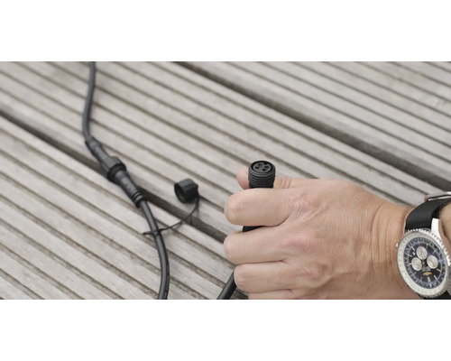 Káblový konektor v ruke