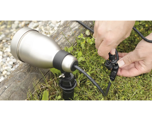 Inštalácia záhradného reflektora s prepojovacími káblami vonku