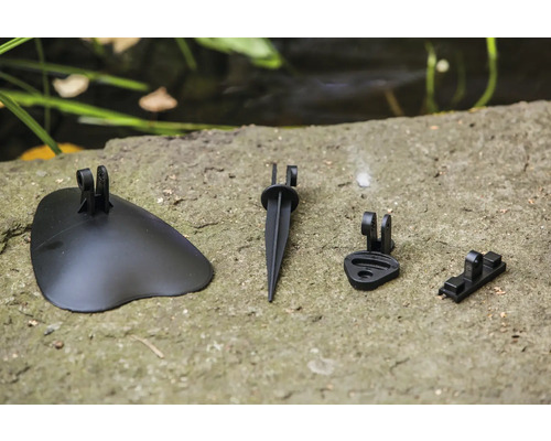 Rôzne príslušenstvo pre záhradné osvetlenie na kamennom podstavci