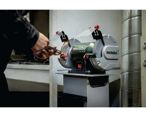 Obrábanie kovu pomocou dvojkotúčovej brúsky Metabo DS 150 M