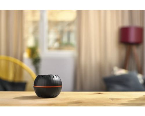 Guľovitý osviežovač vzduchu na drevenom stole v obývacej izbe