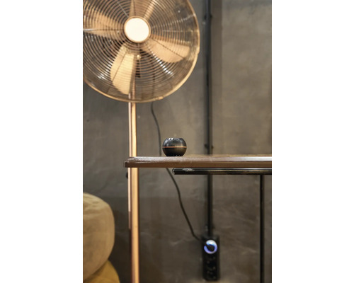 Scéna s ventilátorom, stolom a difuzérom vonného oleja