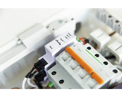 Logo Shelly na inteligentnom domácom zariadení v rozvádzači