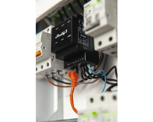 Relé inteligentnej domácnosti Shelly 3 v rozvodnej skrini s kabelážou