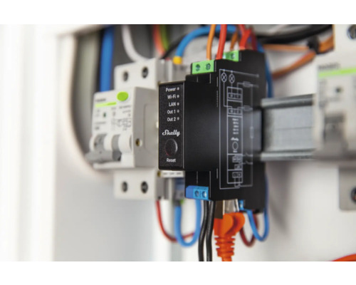 Logo Shelly na automatizačnom spínači s rôznymi pripojeniami v elektrickej skrini