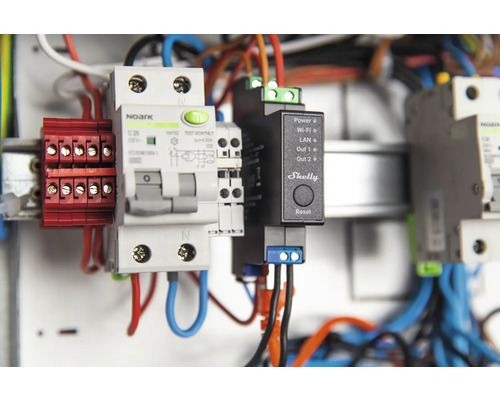 Elektrická inštalácia s poistkami, svorkami a logom Shelly