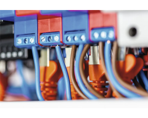 Detailný záber elektrických prípojok s káblami