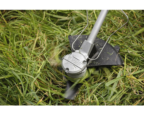 Logo spoločnosti Bosch na vyžínači pri sekaní trávy