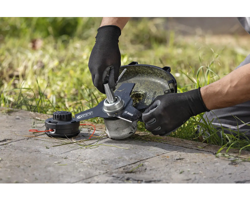 Muž vymieňa nôž na vyžínači.