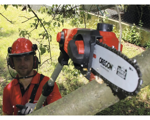 Osoba používa vyvetvovaciu pílu na rezanie konárov